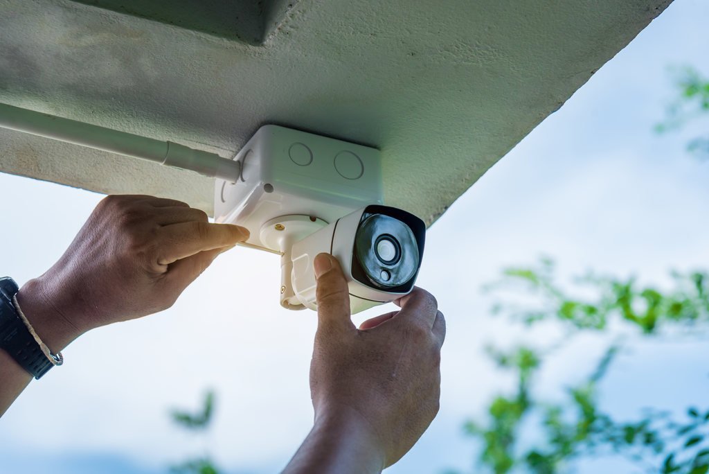Câmera de segurança profissional instalada em fachada